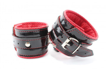 Чёрно-красные лаковые перфорированные наручники