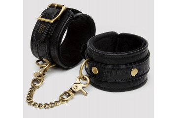 Черные оковы на ноги Bound to You Faux Leather Ankle Cuffs