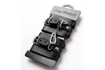 Черные кожаные наручники с ремешками