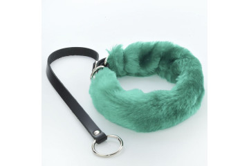 Зеленый меховой ошейник с кожаным поводком