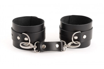 Черные кожаные оковы со сцепкой