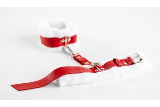 Бело-красные кожаные наручники с нежным мехом