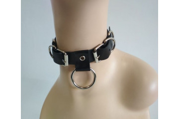 Оригинальный чокер с пряжками и кольцом