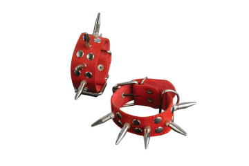 Красные кожаные наручники с шипами и заклепками