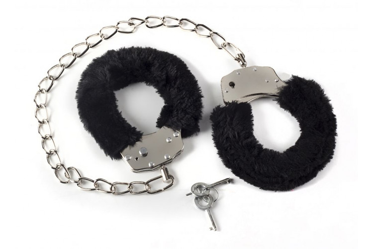 Чёрные меховые оковы на ноги Bondage