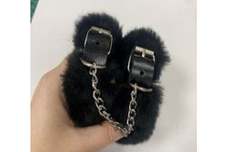 Черные наручники на цепи с меховой опушкой