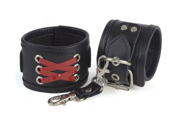 Кожаные наручники с декоративной лаковой шнуровкой