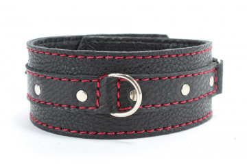 Черный ошейник увеличенного размера с красной строчкой и кольцом