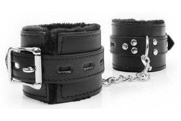 Черные наручники на металлических карабинах