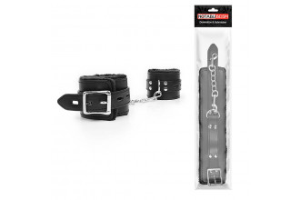 Черные оковы на металлических карабинах