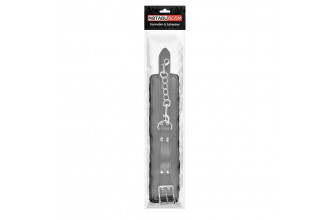 Черные оковы на металлических карабинах