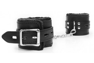 Черные оковы на металлических карабинах