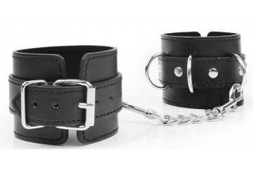 Черные наручники с металлическими застежками и цепочкой