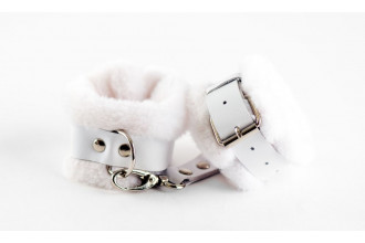 Белые кожаные наручники с нежным мехом
