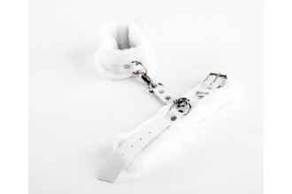 Белые кожаные наручники с нежным мехом