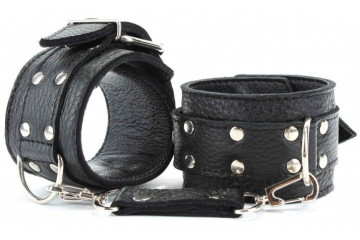 Черные кожаные наручники с пряжкой