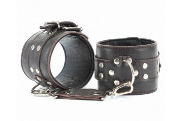 Коричневые кожаные наручники на металлической цепочке