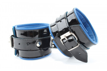 Чёрные лаковые наручники с синим подкладом