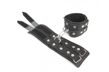 Черные широкие кожаные наручники с заклепками на карабине