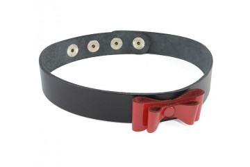 Чёрный кожаный ошейник с красным лаковым бантом