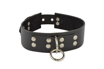 Черный кожаный ошейник с кольцом и клепками
