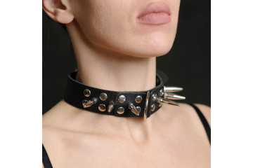 Чёрный кожаный ошейник с шипами и велюровой подкладкой