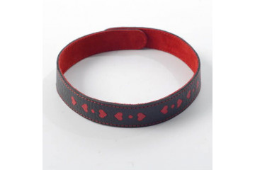 Чёрный ошейник с красными сердечками