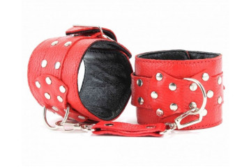 Красные кожаные оковы с клепками