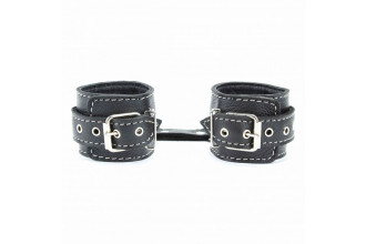 Чёрные кожаные наручники с крупной строчкой