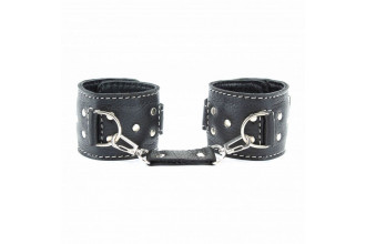 Чёрные кожаные наручники с крупной строчкой