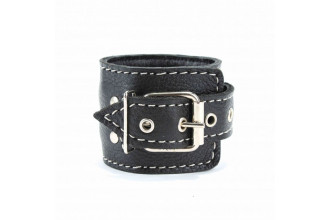 Чёрные кожаные наручники с крупной строчкой