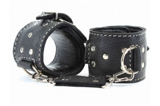 Чёрные кожаные наручники с крупной строчкой