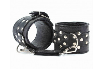 Чёрные кожаные оковы с клепками