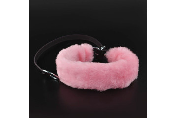 Розовый меховой ошейник с кожаным поводком