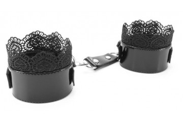Изысканные чёрные наручники с кружевом