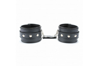 Черные кожаные наручники с металлическими клепками