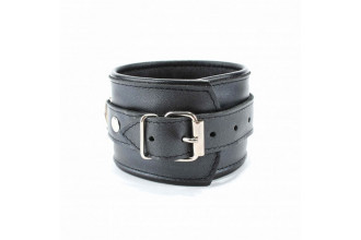 Черные кожаные наручники с металлическими клепками