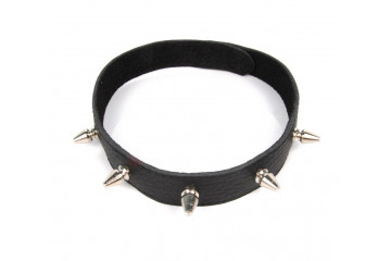 Черный ошейник на липучке с металлическими шипами