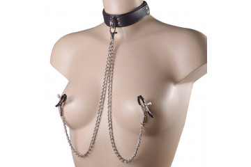 Черный ошейник с металлическими зажимами на соски и поводком