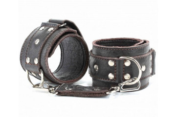 Коричневые кожаные оковы с клепками