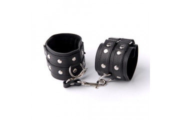 Чёрные наручники с клёпками