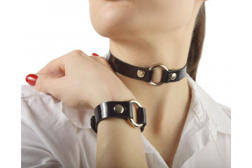 Черный лаковый чокер с металлическим колечком