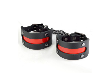 Чёрные наручники с красной вставкой «Пятница»