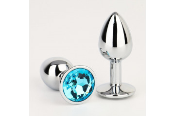 Серебристая анальная втулочка с голубым кристаллом - 7 см.