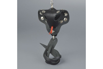 Черный кожаный брелок в форме кобры